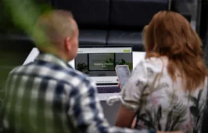 Digimys Oy yrittäjät Pekka ja Katri katsovat puhelimen ruutua